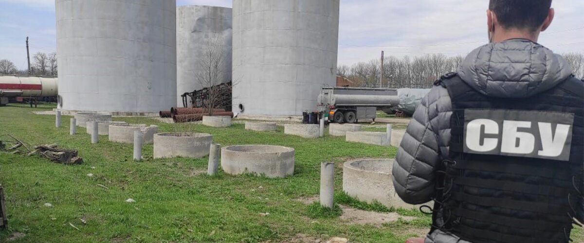Податківці виявили нафтобазу з 770 тис. літрів контрафактного ДП.
